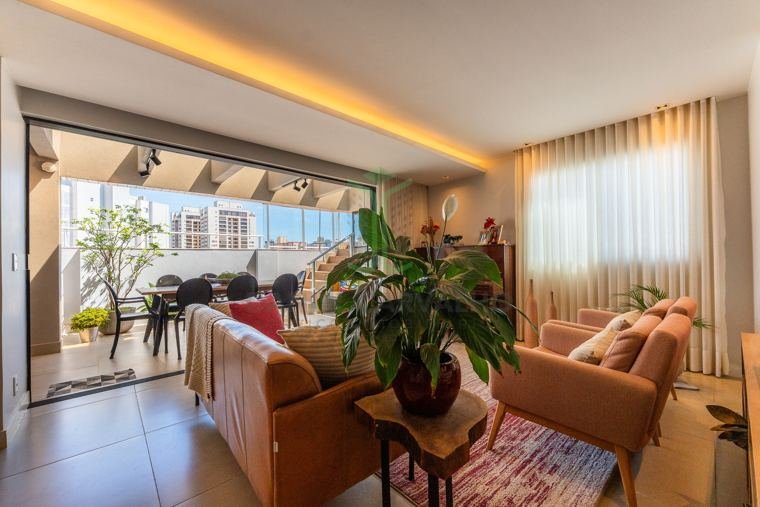 Sala de estar com abertura para o terraço, cobertura Real Classic Resort