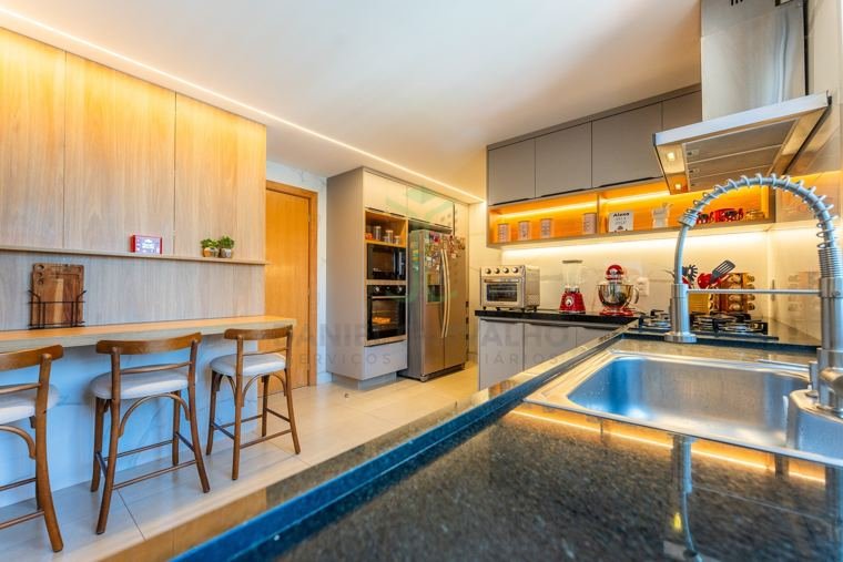 Cozinha com bancada em granito e cuba em inox